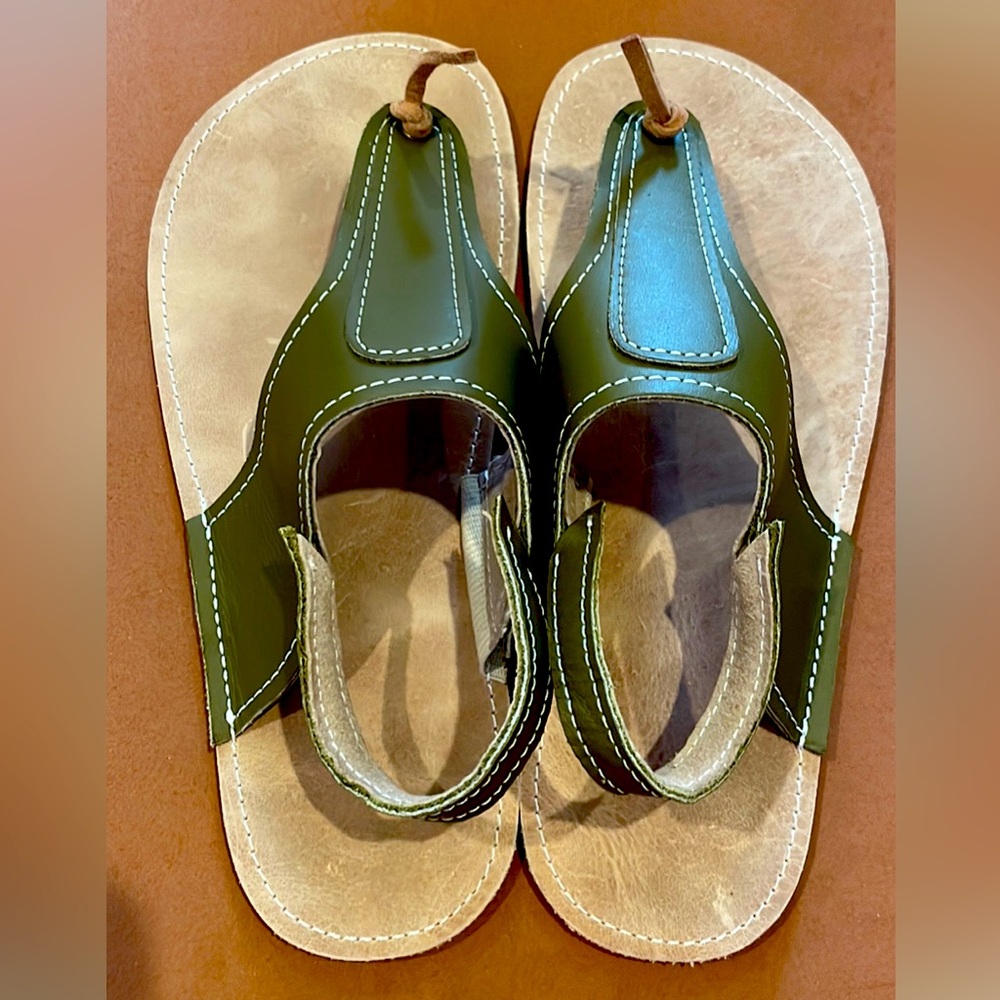 Everleigh Meadow Brighton sandals NWOT 6S basil